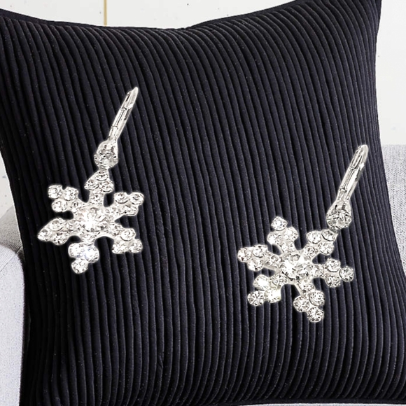 .🎄10/$20.  Snowflakes Rhinestones Silver Tone Earrings - Picture 5 of 8